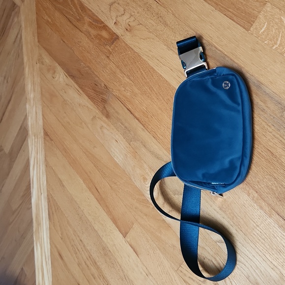 lululemon athletica Handbags - Lululemon Everywhere Belt Bag 1L